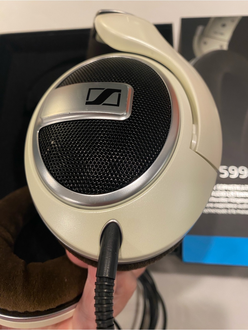 Sennheiser HD 599 Over-Ear Headphones in White and Brown - Picture 5 of 9